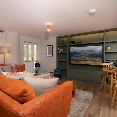 Contemporary With Parking By Letmestay *