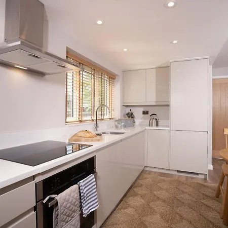 Contemporary With Parking By Letmestay *